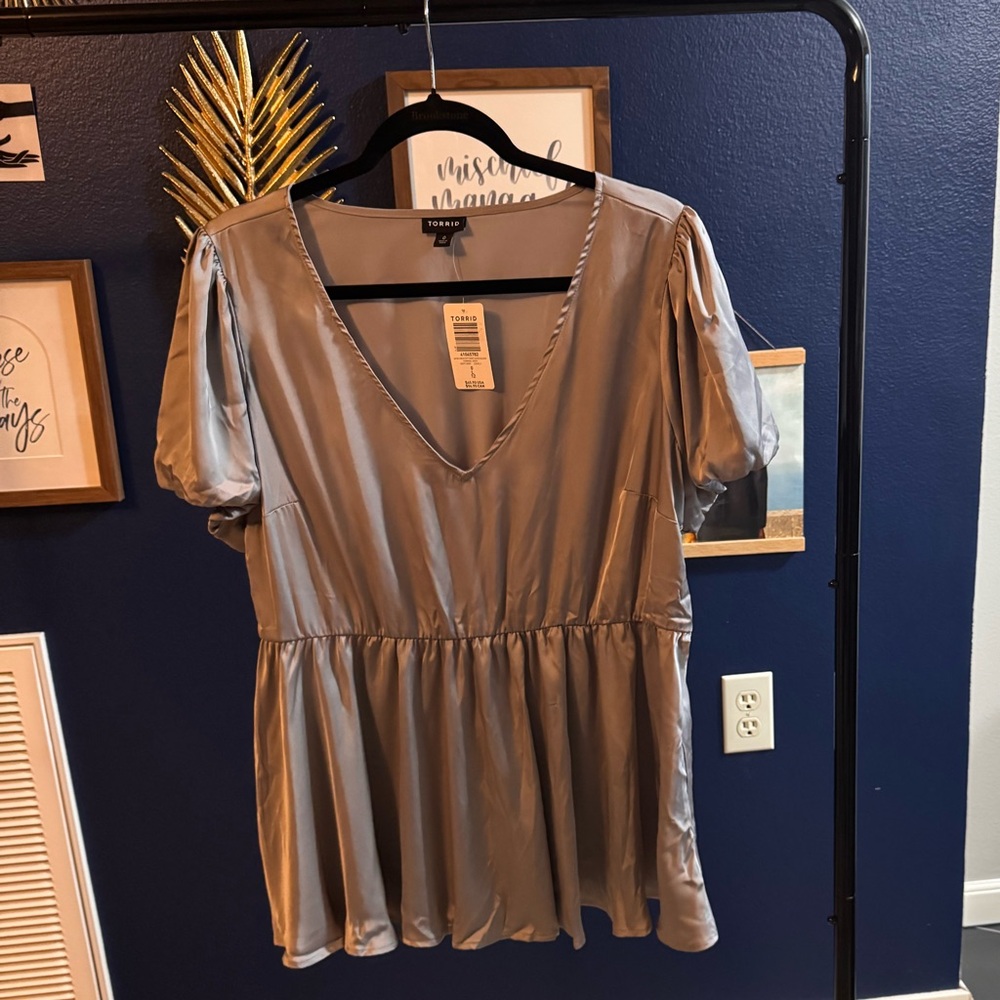 NWT Gray Satin Bubble Sleeve Top Torrid 0